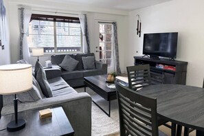 Smart TV, chimenea, reproductor de DVD y futbolito 