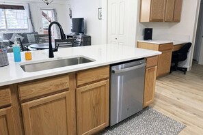 Kühlschrank, Mikrowelle, Herdplatte, Geschirrspüler