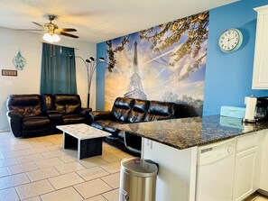 Smart TV, Netflix, Hulu, streaming services