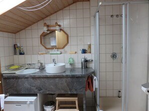 Dusche, Haartrockner, Handtücher