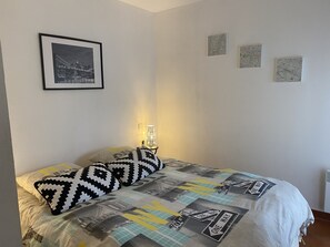 1 dormitorio, tabla de planchar con plancha, cuna de viaje y wifi gratis