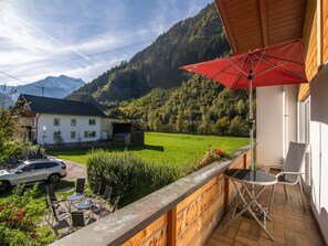 Outdoor dining - Quietly located home with lots of privacy (Mayrhofen)