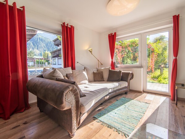 TV - Quietly located home with lots of privacy (Mayrhofen)