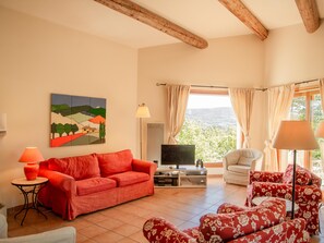 Een televisie, een open haard en een stereo