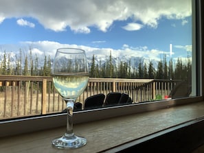 Property grounds - Beautiful relaxing Log Chalet with amazing view of Saint-Elias Mountain range. (Haines Junction)