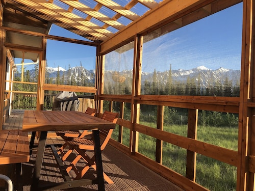 Beautiful relaxing Log Chalet with amazing view of Saint-Elias Mountain range.