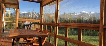 Beautiful relaxing Log Chalet with amazing view of Saint-Elias Mountain range.