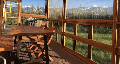Beautiful relaxing Log Chalet with amazing view of Saint-Elias Mountain range.