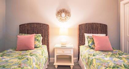 Refreshed, Coastal & Casual Inland Harbour Gem - On Site Pool & Tennis - Walk to Harbour Town.