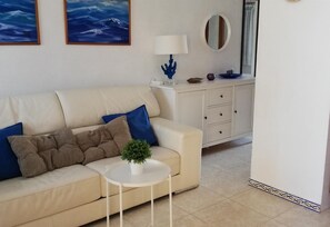 TV, DVD player, stereo - Holiday House 'Torre Mata' with Terrace, Shared Pool & Balcony (Torrevieja)