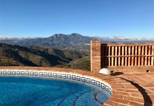 Avec la vue sur les montagnes, la piscine, la terrasse, l'air conditionné et le Wi-Fi.