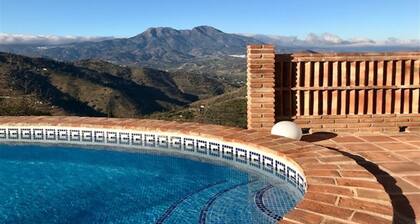 Avec la vue sur les montagnes, la piscine, la terrasse, l'air conditionné et le Wi-Fi.