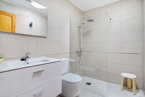 Douche, sèche-cheveux, serviettes fournies