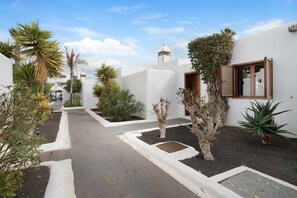 Property grounds - Holiday Apartment "Puerto Chico V" with Sea View, Shared Pool & Wi-Fi (Playa Blanca)
