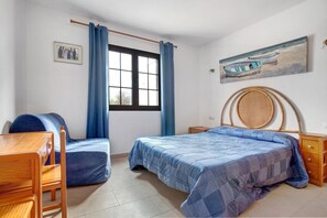 2 bedrooms, iron/ironing board, free WiFi, bed sheets - Holiday Apartment "Puerto Chico V" with Sea View, Shared Pool & Wi-Fi (Playa Blanca)