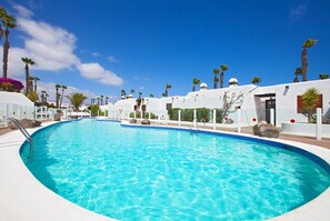 A heated pool - Holiday Apartment "Puerto Chico V" with Sea View, Shared Pool & Wi-Fi (Playa Blanca)