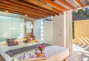 6 bedrooms, iron/ironing board, free WiFi, bed sheets