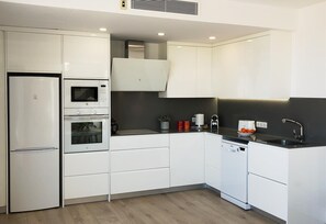 Kühlschrank, Mikrowelle, Ofen, Herdplatte