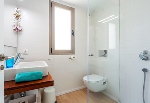 Shower, free toiletries, hair dryer, towels