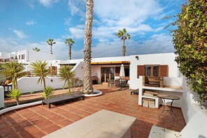 Outdoor dining - Apartment Puerto Chico 3 with Sea View, Pool, Terrace & Wi-Fi (Playa Blanca)