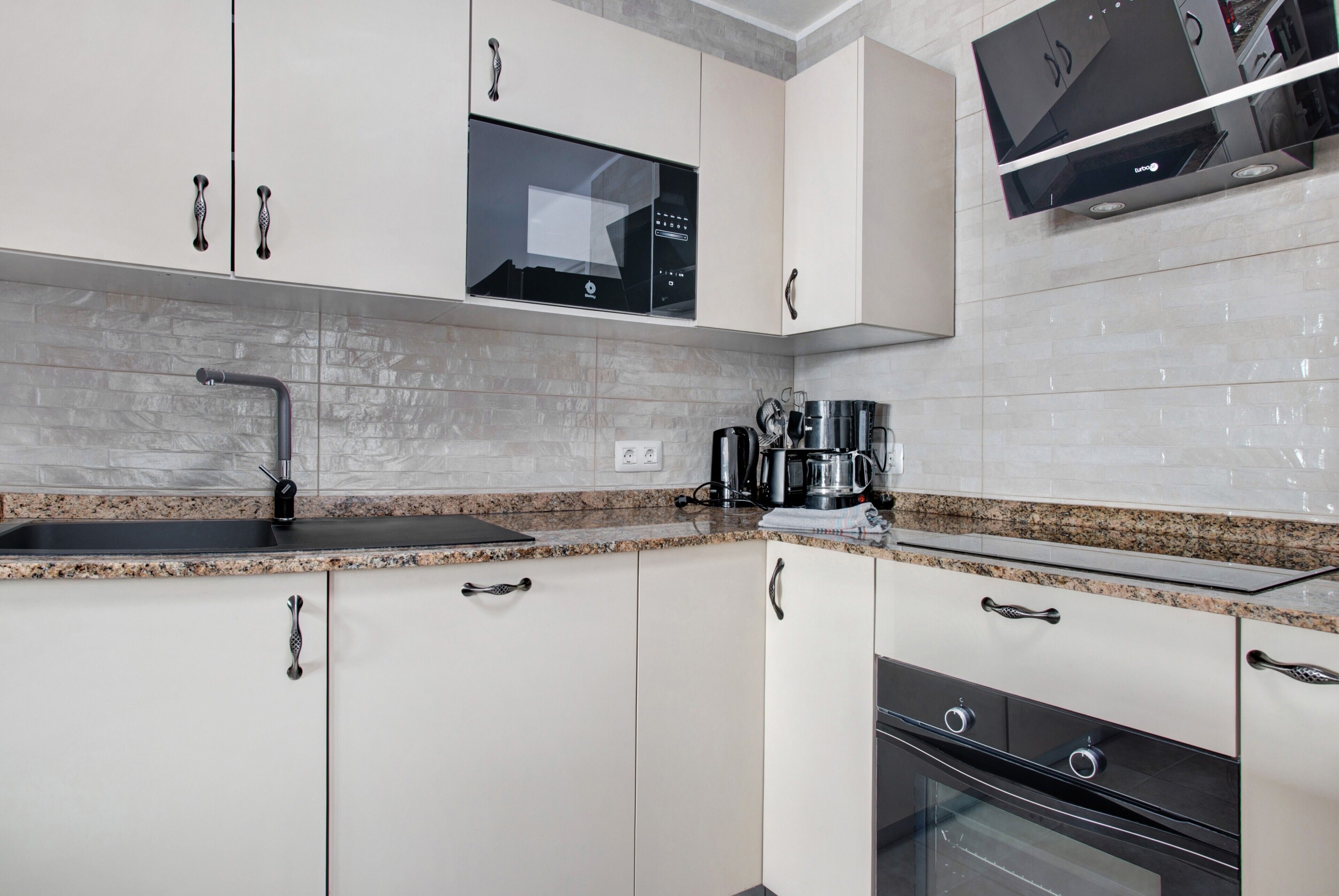 Frigorífico, microondas, horno y placa de cocina