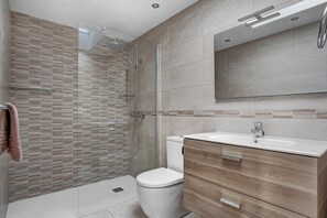 Shower, hair dryer - Apartment Puerto Chico 3 with Sea View, Pool, Terrace & Wi-Fi (Playa Blanca)