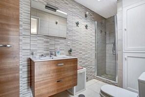 Douche, sèche-cheveux, serviettes fournies