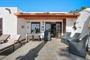 Outdoor dining - Apartment Puerto Chico P with Sea View, Pool, Terrace & Wi-Fi (Playa Blanca)