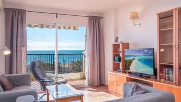 Een televisie en een stereo