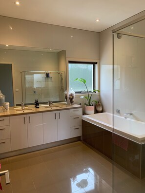 Bathtub, hair dryer, towels, soap - Modern Country Farmhouse (Gnarwarre)