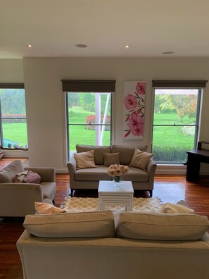 TV, fireplace, printers - Modern Country Farmhouse (Gnarwarre)