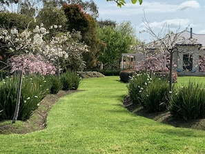 Property grounds - Modern Country Farmhouse (Gnarwarre)
