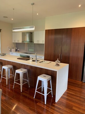 Kühlschrank, Mikrowelle, Ofen, Geschirrspüler