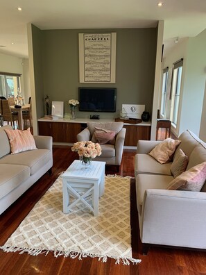 Una televisión, una chimenea, una impresora