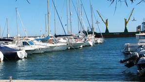 Una marina con varios veleros amarrados.