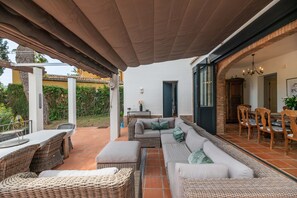 Outdoor dining - Beachside Villa in Carib Playa (Marbella)