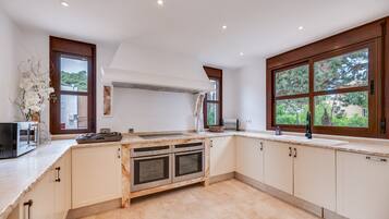 Een koelkast, een microgolfoven, een oven, een kookplaat