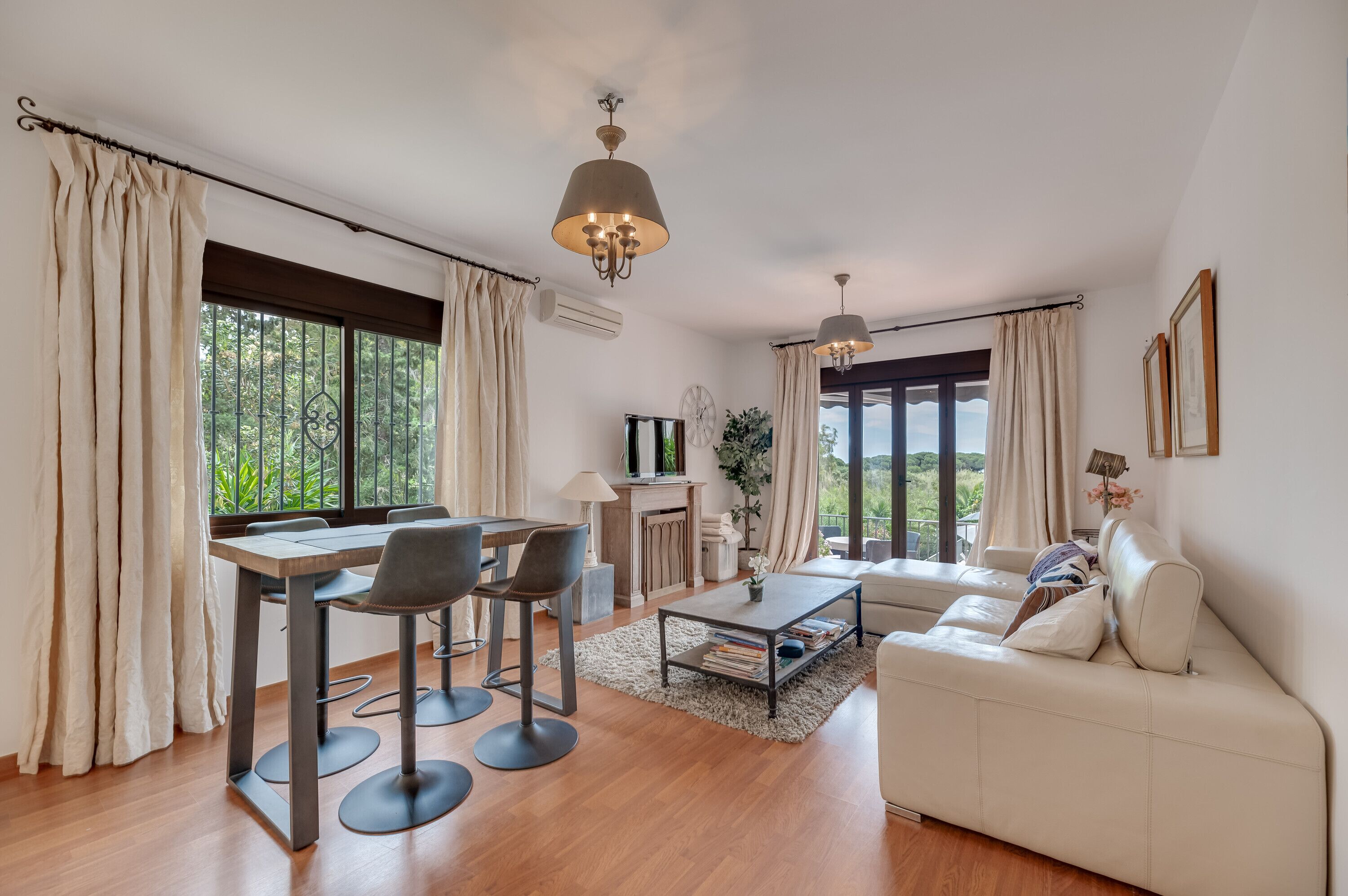 Televisie, een dvd-speler en een stereo