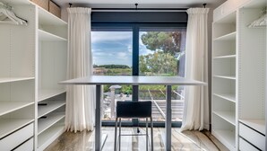 Ein Zimmer mit Tisch und Stühlen, Blick durch ein Fenster und integrierten Regalen.