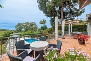 Outdoor dining - Beachside Villa in Carib Playa (Marbella)