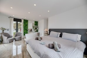 4 bedrooms, iron/ironing board, free WiFi, bed sheets - Beachside Villa in Carib Playa (Marbella)