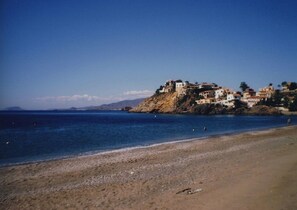 بالقرب من الشاطئ