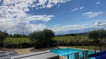 Piscine chauffée, chaises longues