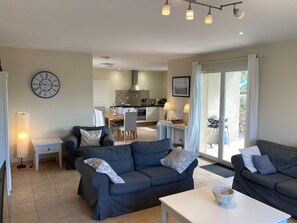 Téléviseur, lecteur de DVD, table de ping-pong, chaîne audio