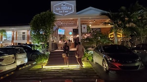 Un edificio con un cartello che riporta “La Bruja” e un’area bar con posti a sedere all'aperto.