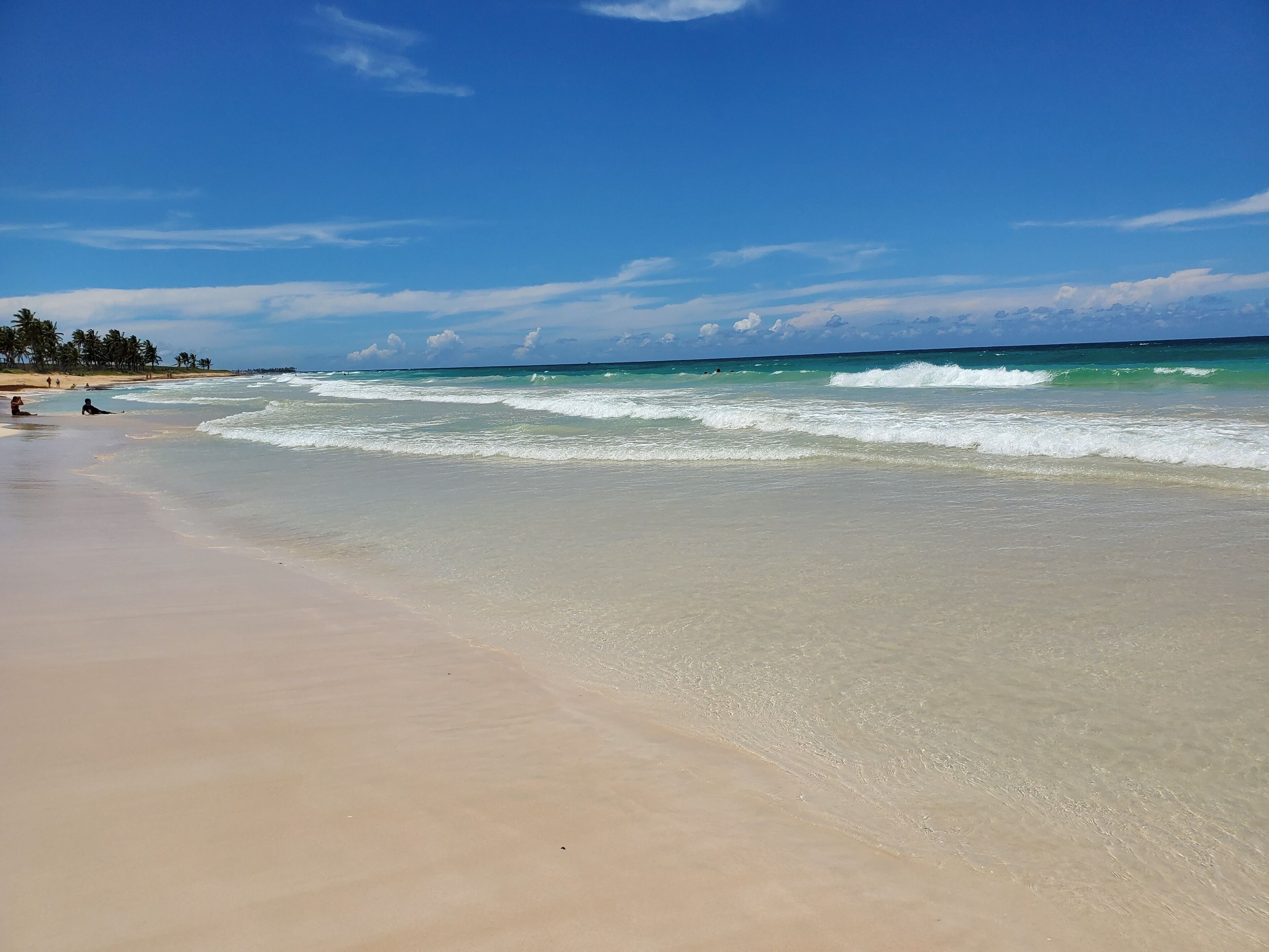 Perto da praia, espreguiçadeiras, toalhas de praia 