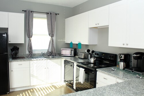 Spacious & Cozy Home Minutes away from Attractions