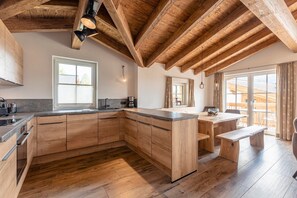 Fridge, microwave, oven, stovetop - Luxurious chalet with sauna near the bathing lake (Uttendorf)