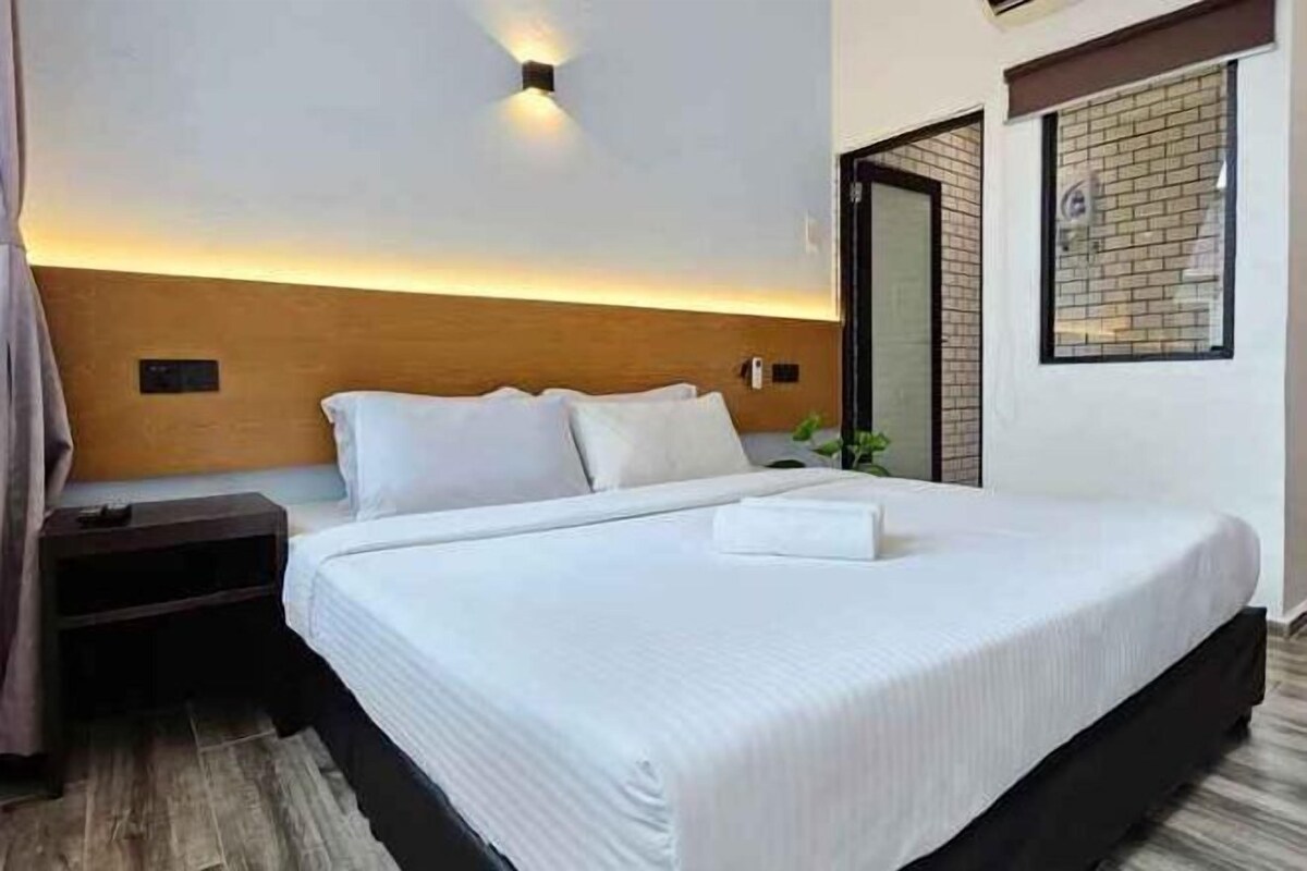 Desk, laptop workspace, WiFi (free), bed sheets