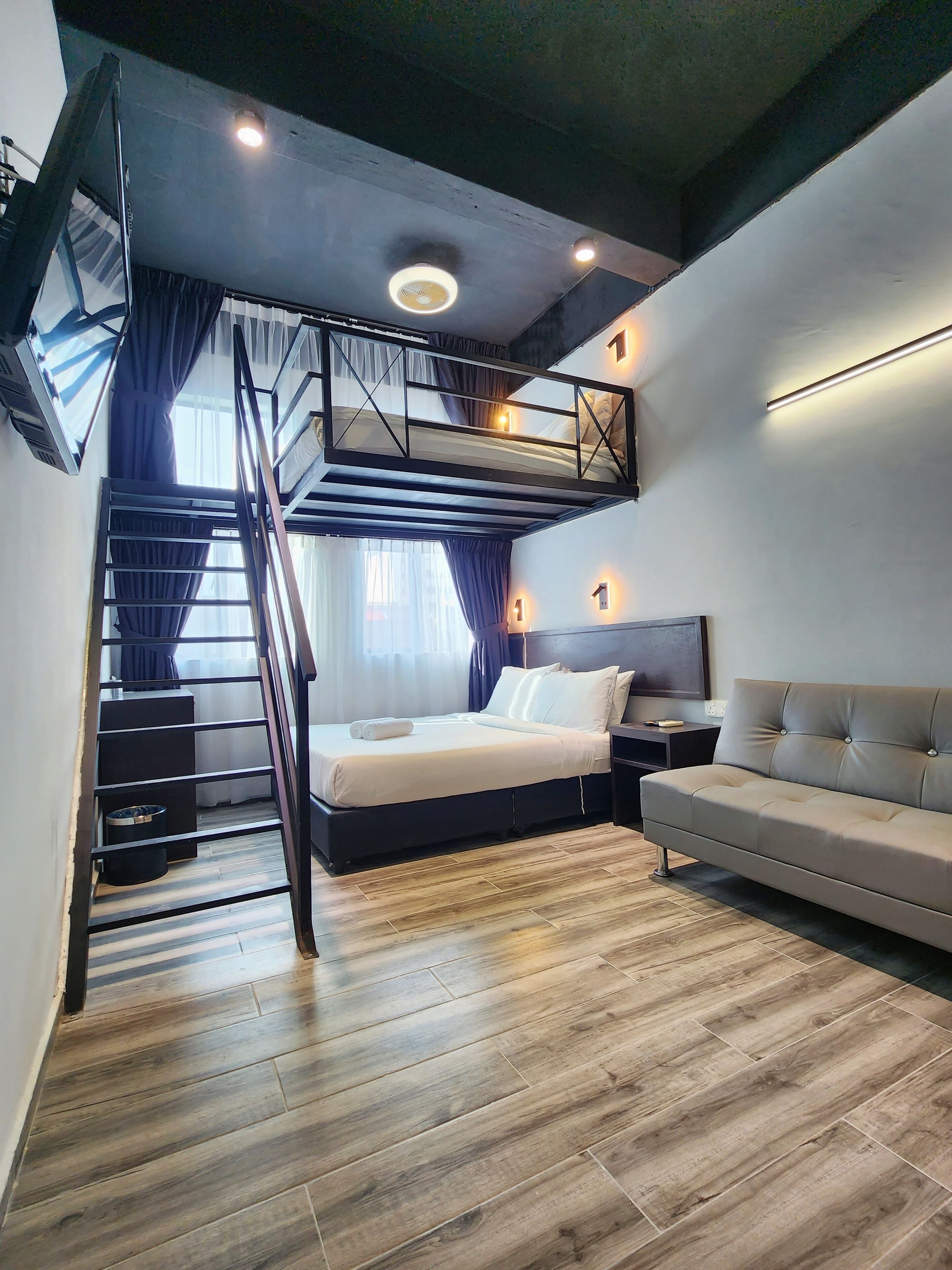 Desk, laptop workspace, free WiFi, bed sheets